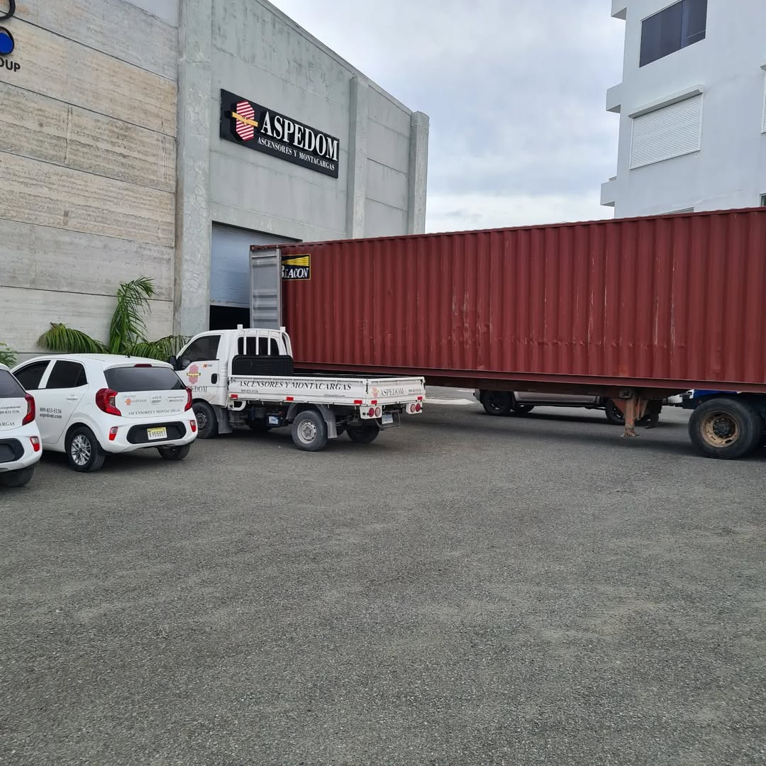 Instalaciones de ASPEDOM con camiones y contenedor